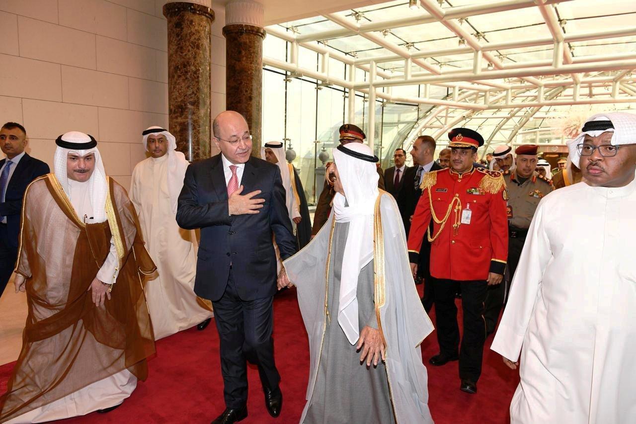 امير الكويت الراحل الشيخ صباح الاحمد الجابر الصباح الى جانب الرئيس العراقي برهم صالح