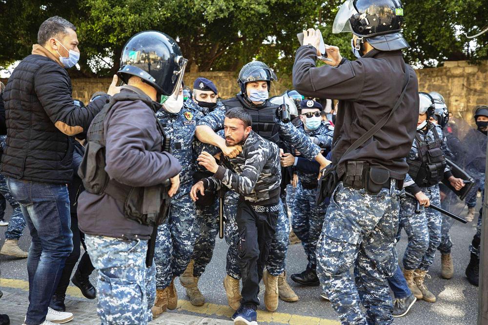 الانهيار المالي في لبنان يهدد الاستقرار الأمني مع تدهور وضع قوات الأمن 