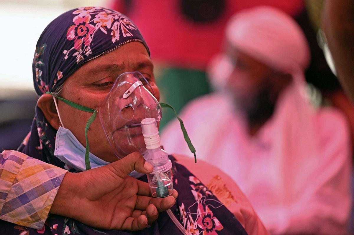 مريضة كورونا تضع جهاز الأكسجين في الهند