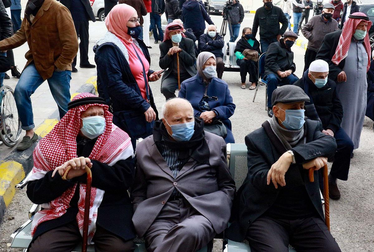 أردنيون ينتظرون دورهم لتلقي لقاح فيروس كورونا خارج مركز التطعيم في عمان