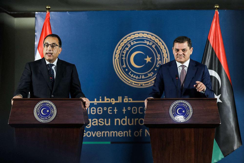 رئيس الوزراء الليبي عبدالحميد الدبيبة (يمين) ونظيره المصري مصطفى مدبولي