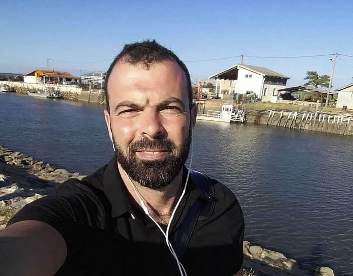 جمال قرشان قاتل الشرطية الفرنسية يلتقط سيلفي