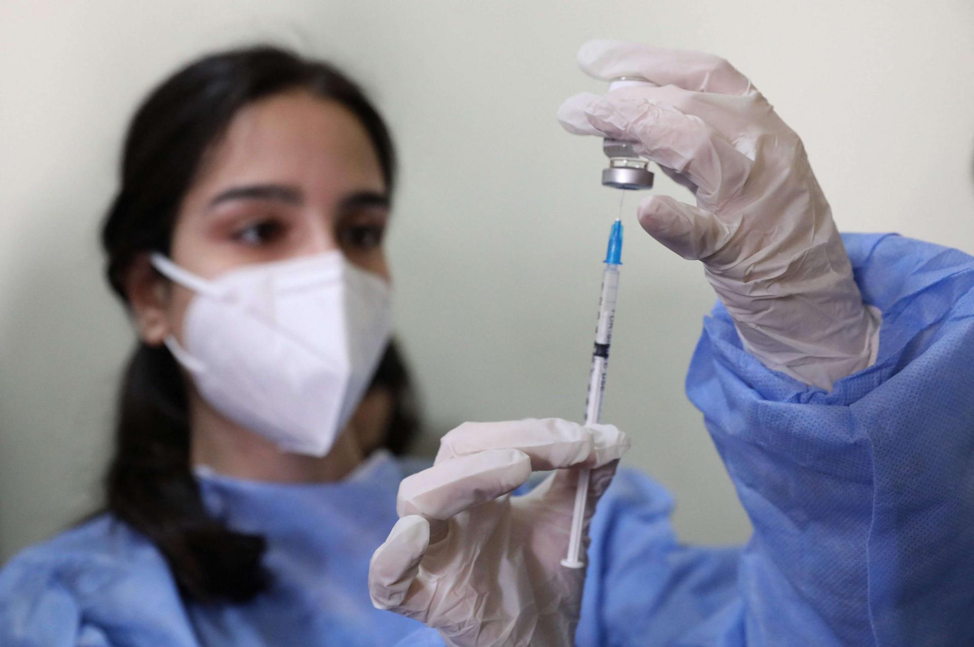 ممرضة لبنانية تعد جرعة لقاح كورونا