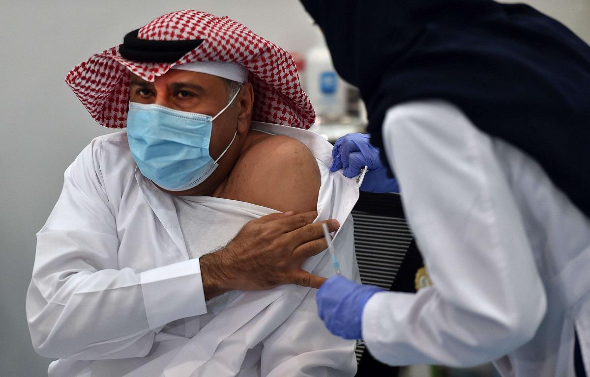 مواطن سعودي يتلقى لقاح كورونا