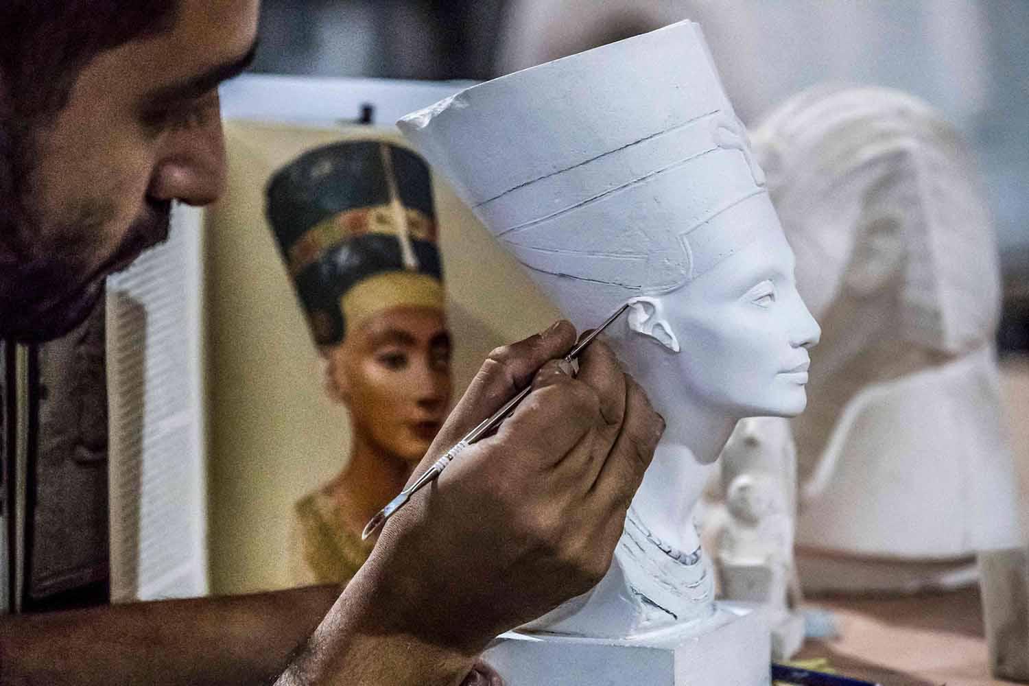 Tourists look for hand-made souvenirs
