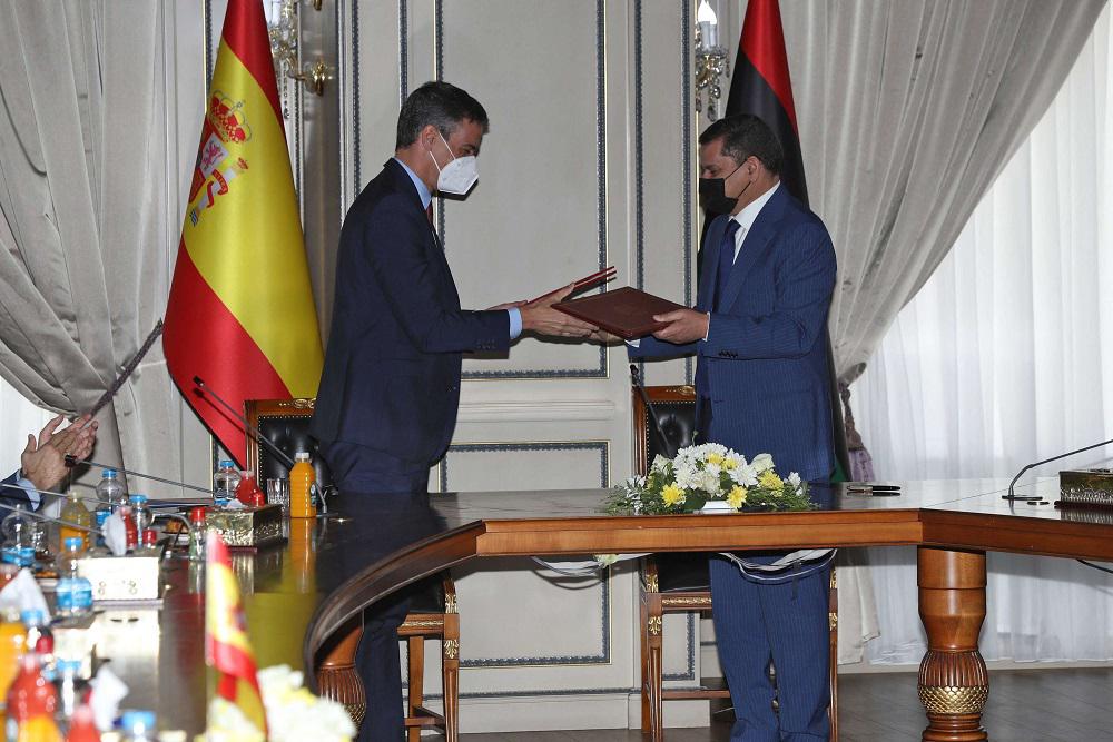 رئيس الوزراء الليبي عبدالحميد الدبيية (يمين) يستقبل بطرابلس نظيره الإسباني بيدرو سانشيز