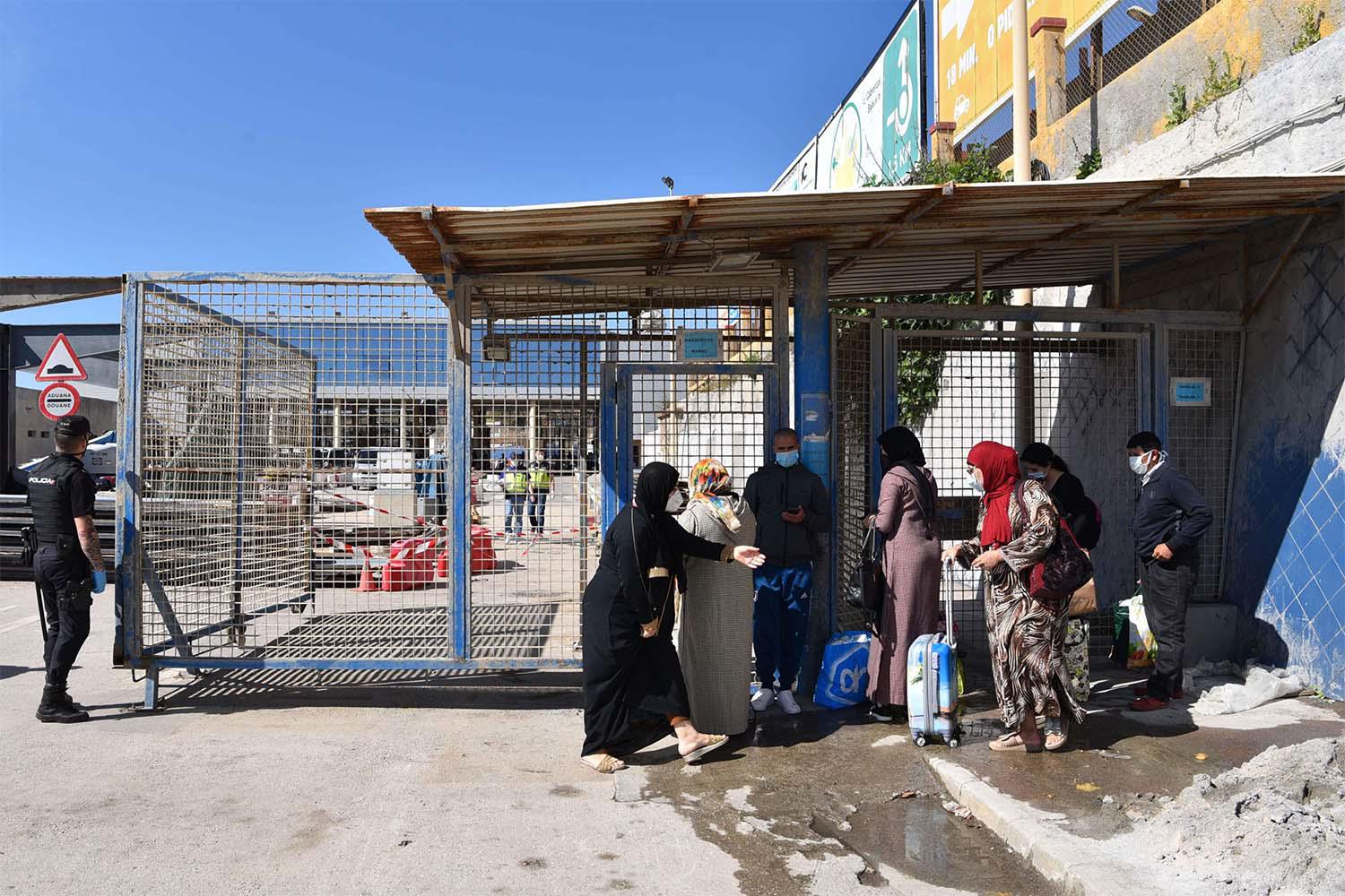 The move would affect hundreds Moroccans who cross the borders to either work in the Spanish enclaves or smuggle goods to Morocco