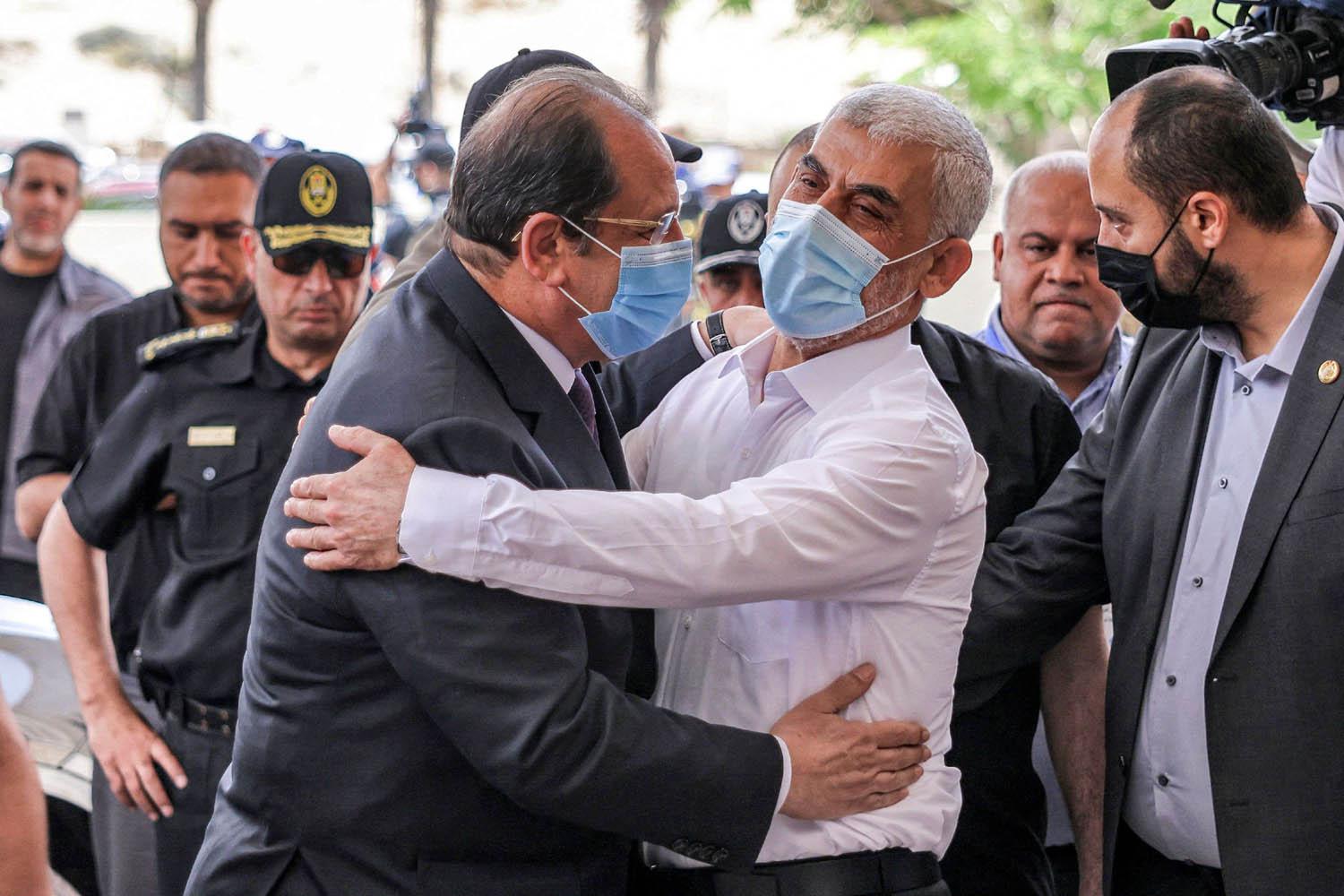 يحيى السنوار مسؤول حماس في غزة يستقبل عباس كامل رئيس المخابرات المصرية