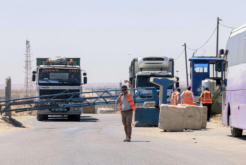 إسرائيل تفاقم معاناة الفلسطينيين بتشديد الحصار الاقتصادي 