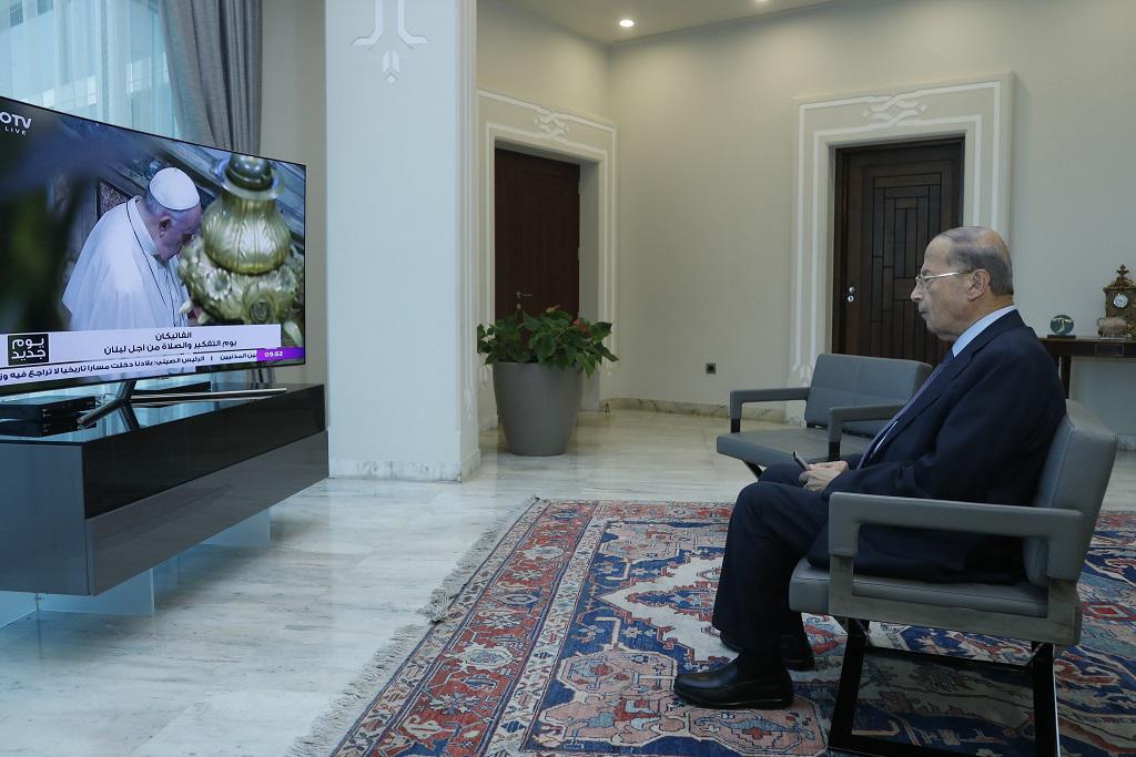 الرئيس اللبناني ميشال عون يتابع خطاب البابا فرنسيس