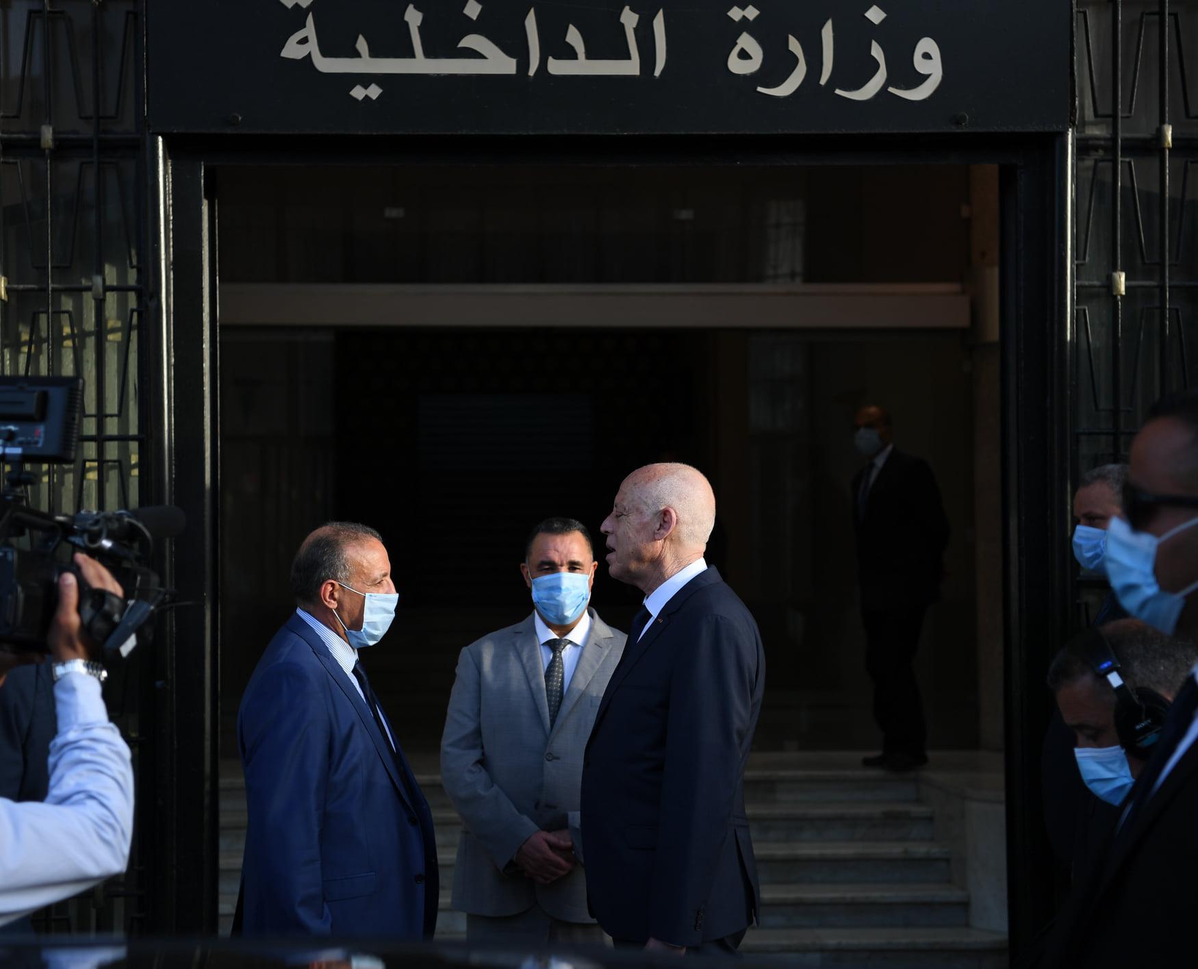 الرئيس التونسي قيس سعيد ووزير الداخلية رضا الغرسلاوي