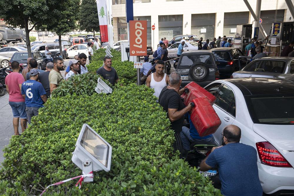 اشتباكات امام محطات الوقود في لبنان