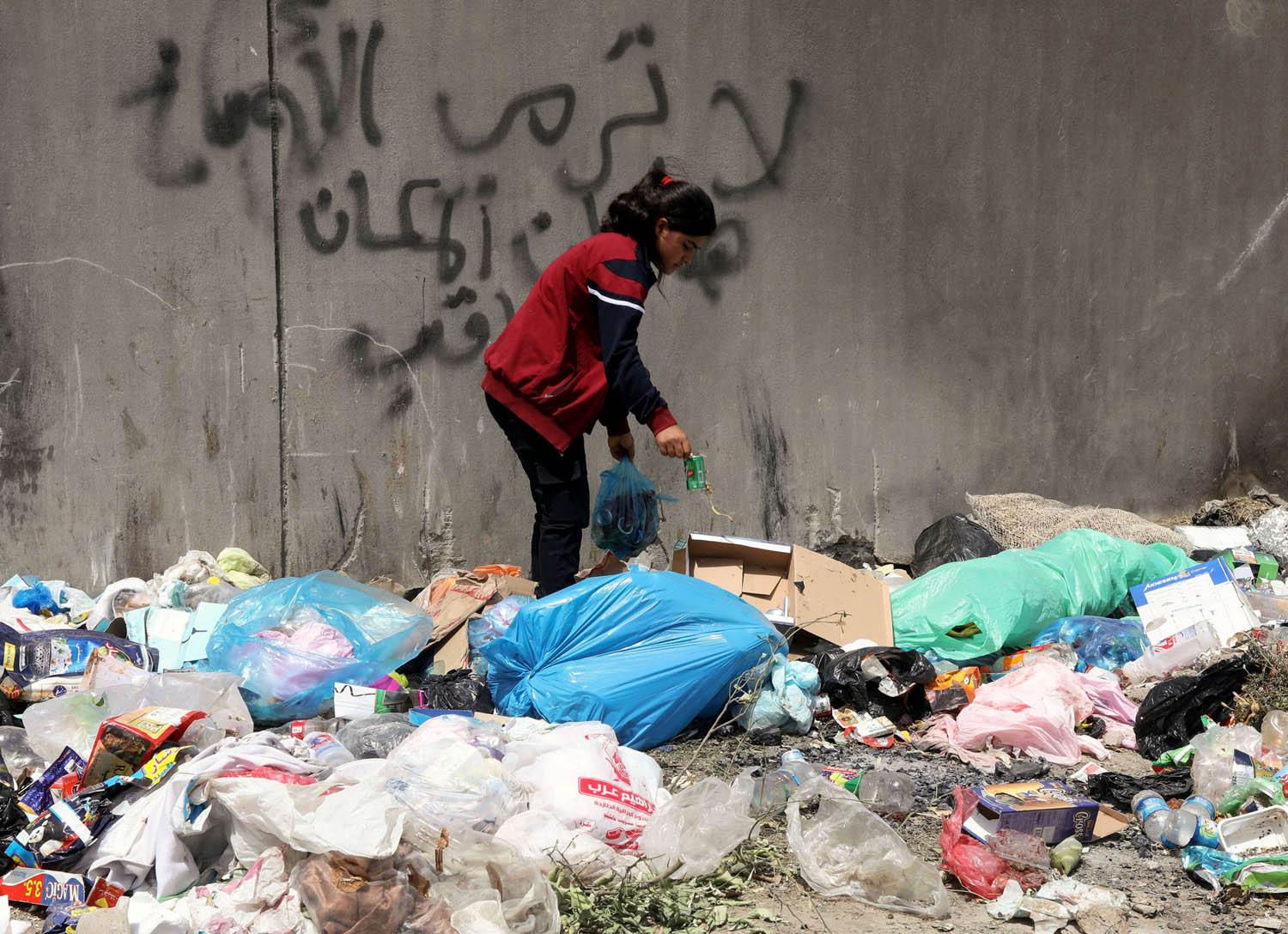 طفلة عراقية تجمع المعادن من اكوام الزبالة في كركوك بشمال العراق