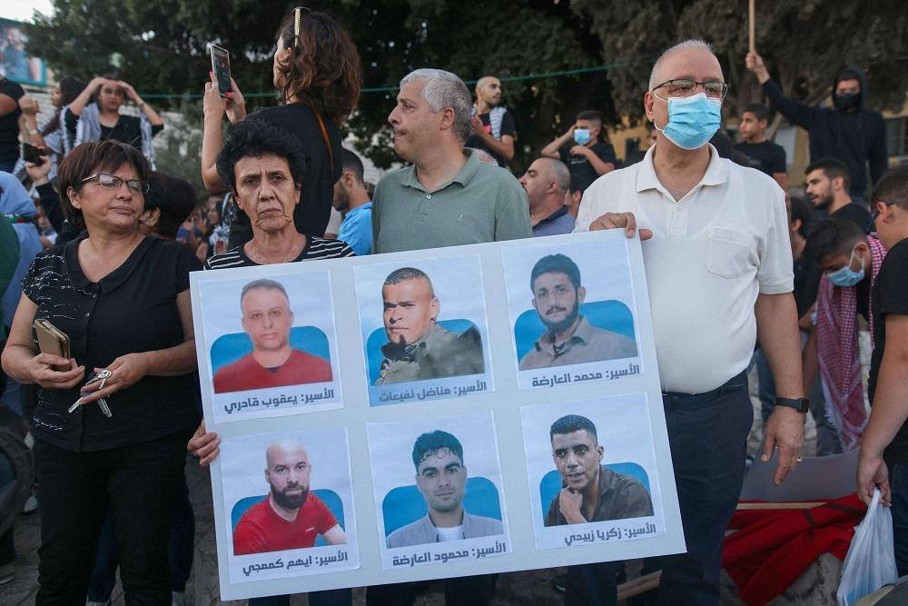 دعم شعبي للأسرى الفارين من سجن جلبوع