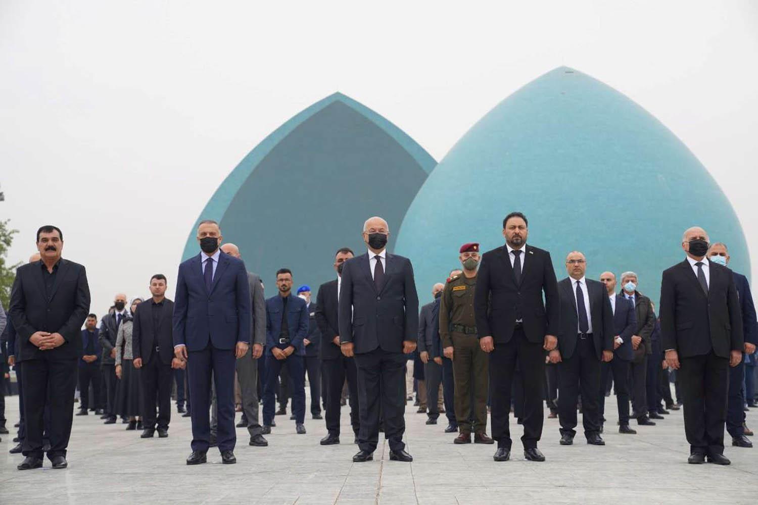 الرئيس العراقي برهم صالح ورئيس الوزراء مصطفى الكاظمي مع مسؤولين عراقيين في احتفال رسمي في بغداد
