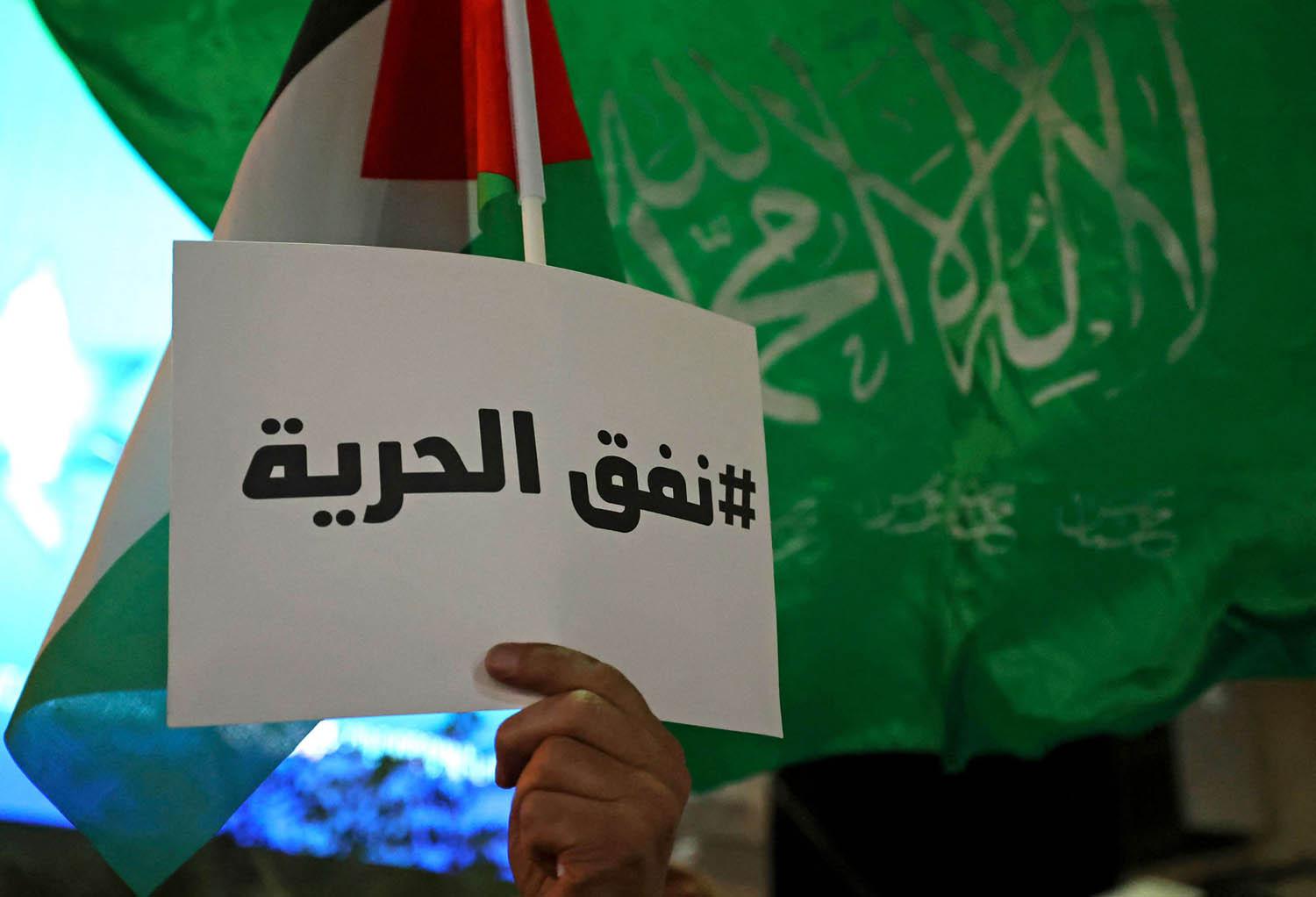 فلسطينيون يحتفلون بهروب أسرى فلسطينيين من سجن إسرائيلي