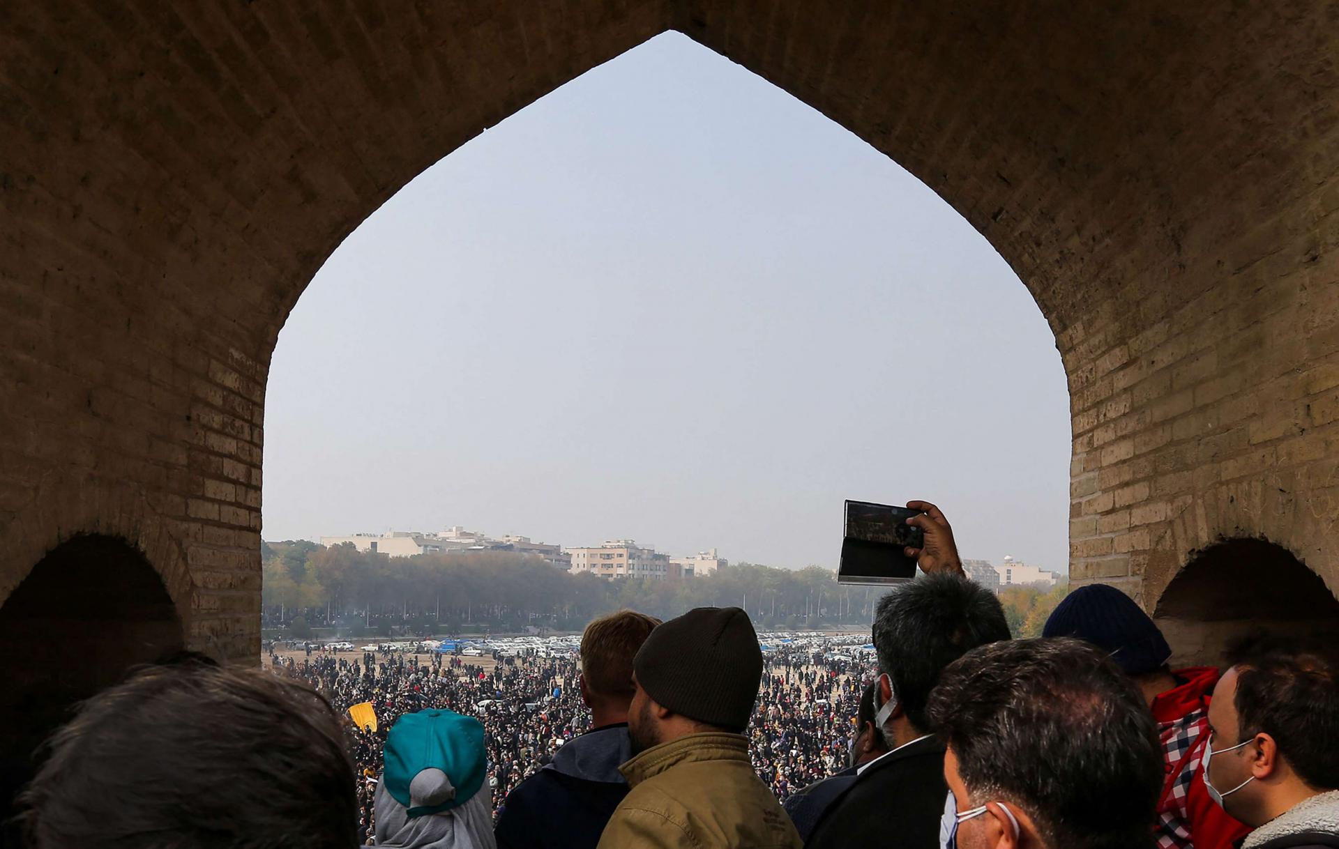 المحتجون يتظاهرون في مجرى النهر الجاف