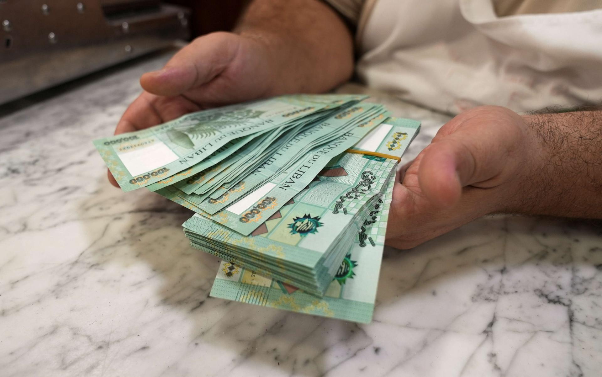 لبنان يواجه أزمة مالية غير مسبوقة تفاقمت مع انهيار قيمة الليرة بأكثر من 90 بالمئة