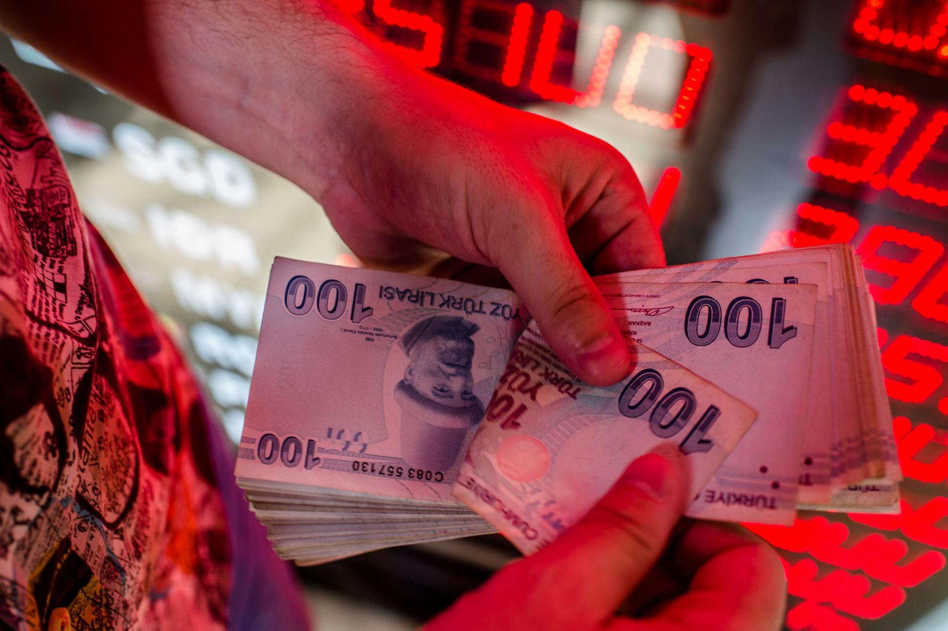 الليرة التركية فقدت 44 بالمئة من قيمتها العام الحالي