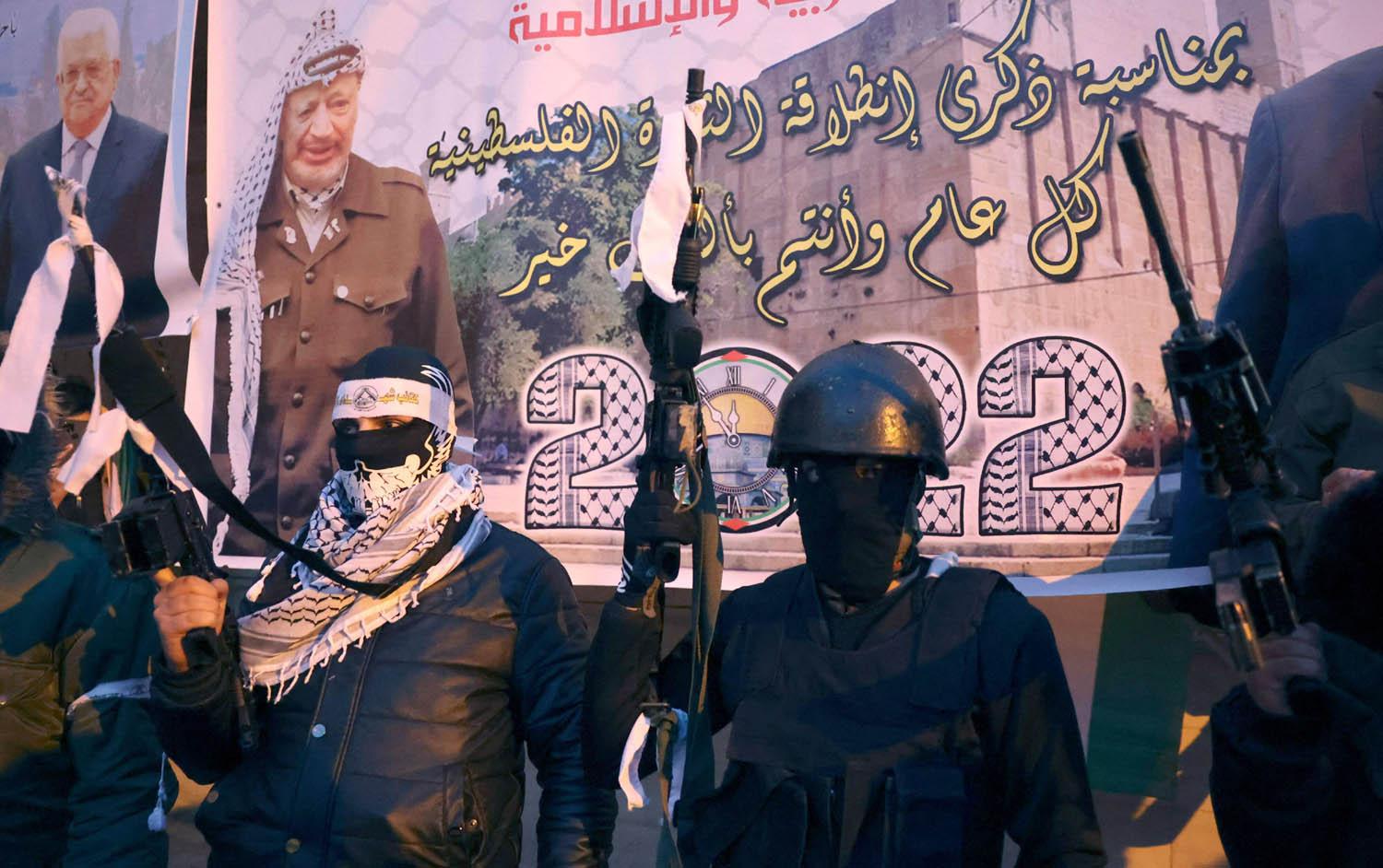 أعضاء في فتح يحتفلون بذكرى تأسيسها في الخليل