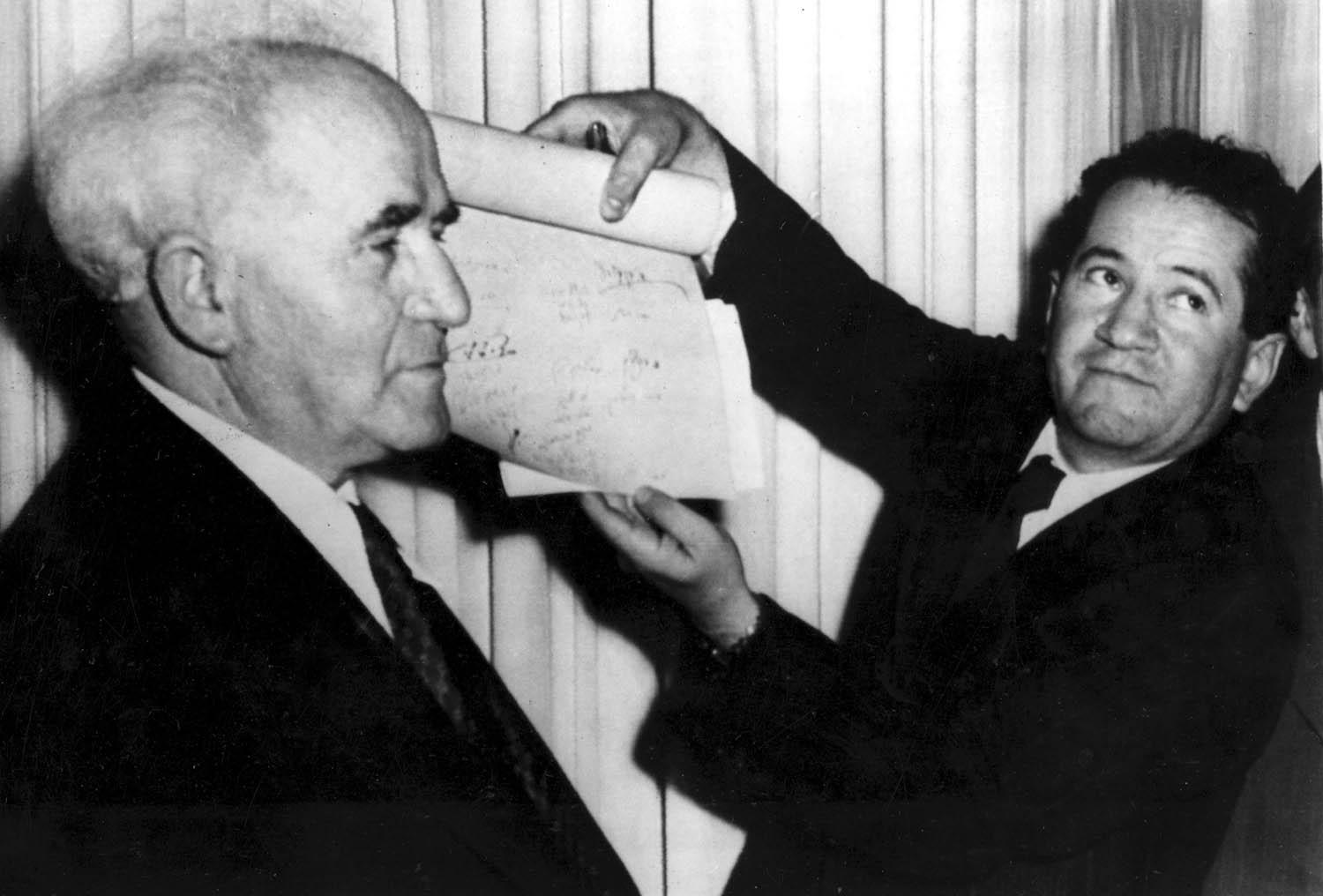 مؤسس دولة إسرائيل ديفيد بن غوريون ووثيقة الاستقلال (1948)