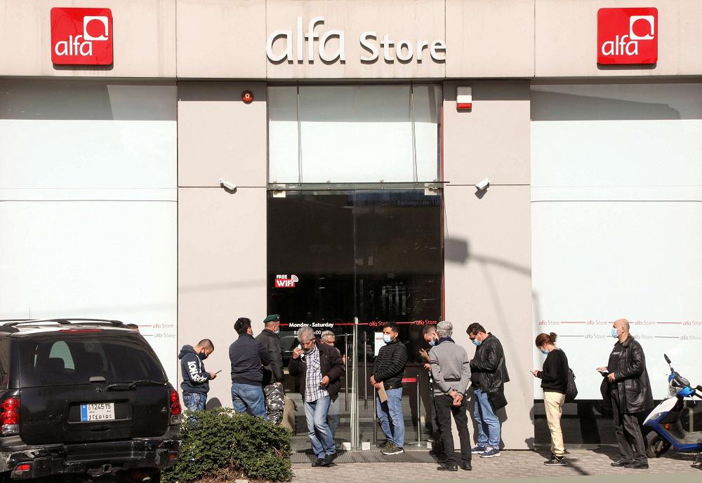 قطاع الاتصالات في لبنان يواجه وضعا صعبا مع انهيار الليرة وشح الوقود وتنامي سرقة الكابلات