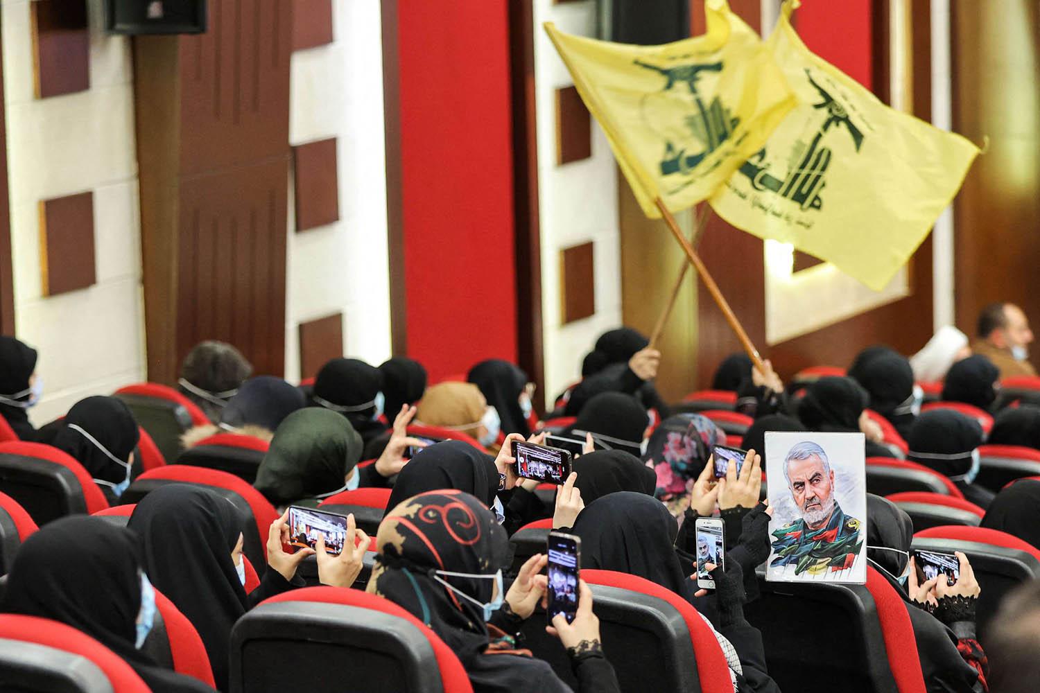 ناشطات في حزب الله في احتفال تأبين في بيروت بذكرى اغتيال قاسم سليماني