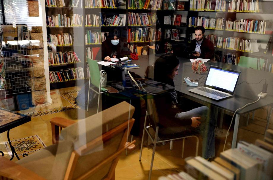 مكتبة في بيروت