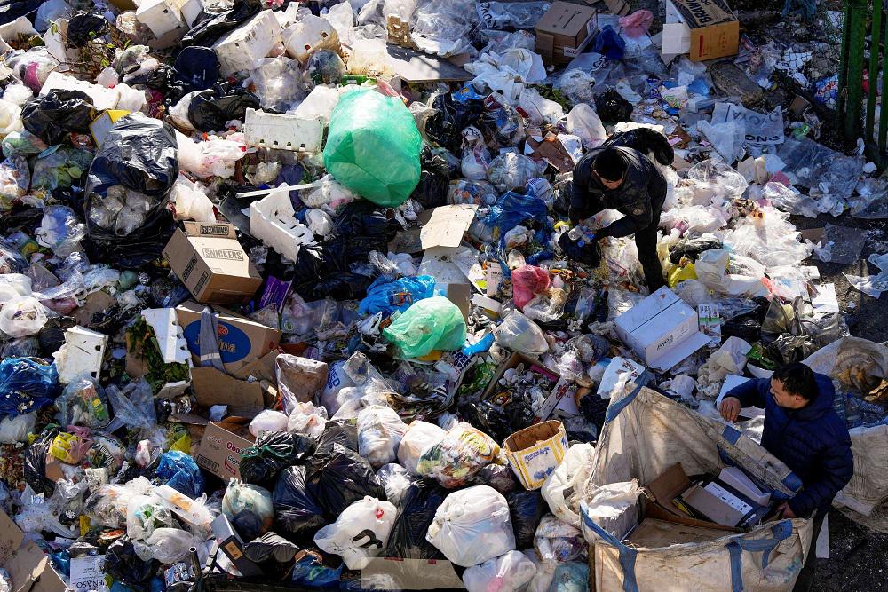 الأزمة المالية الطاحنة والانسداد السياسي يوقعان 80 بالمئة من اللبنانيين بين براثن الفقر