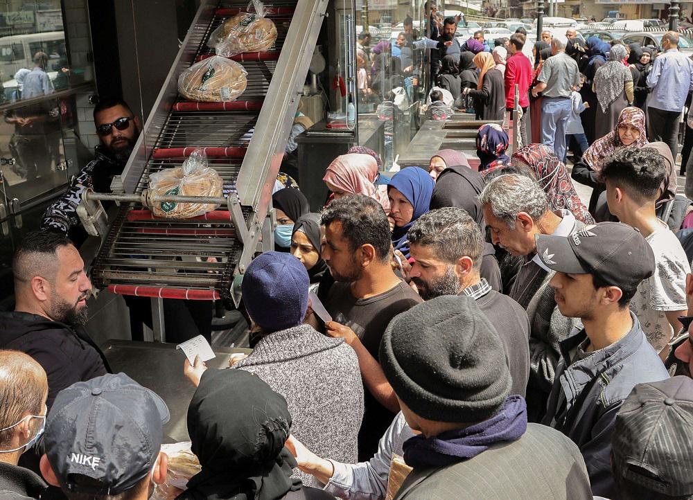 طوابير طويلة من اللبنانيين من اجل الحصول على الخبز المدعم في رمضان