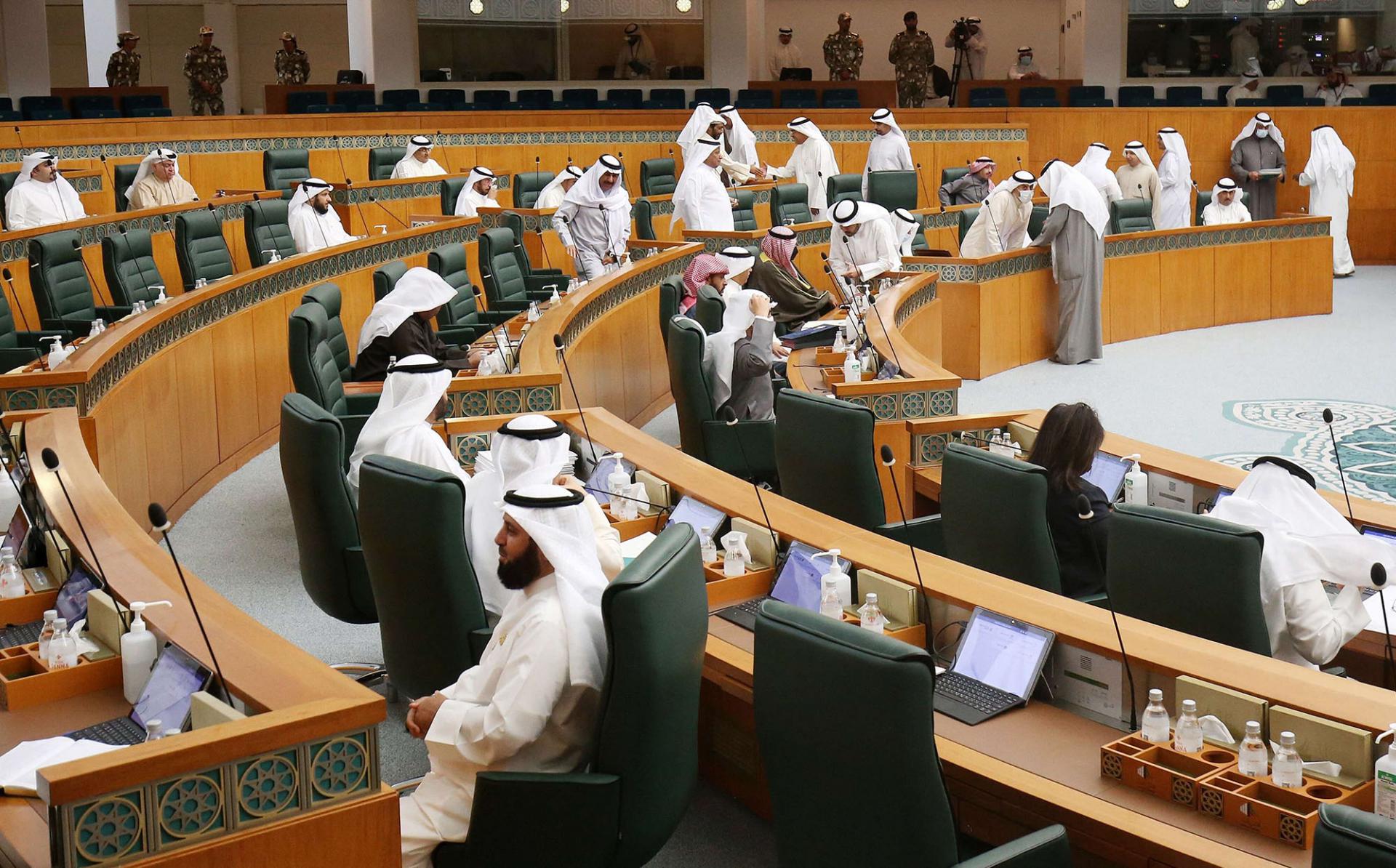 النواب يتجاوزون الصراع مع الحكومة في جلسة اقرار المنحة