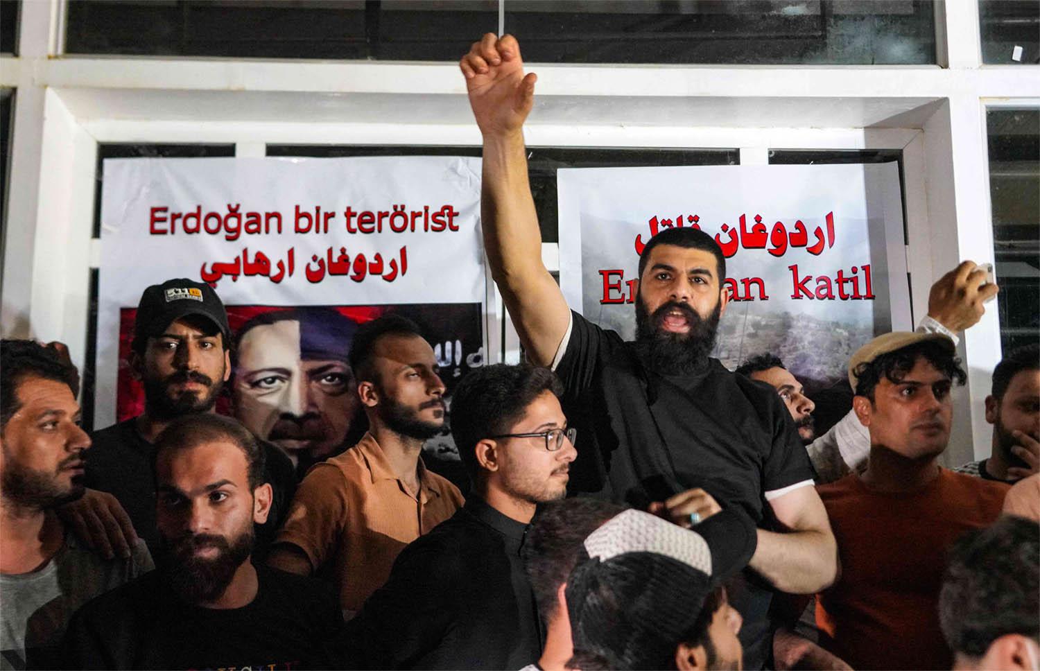 Iraqi protesters shout sloganns in front of the Turkish visa application centre in the central city of Najaf