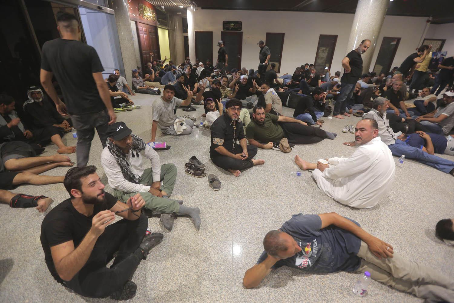 ناشطون صدريون يحتلون مبنى البرلمان العراقي