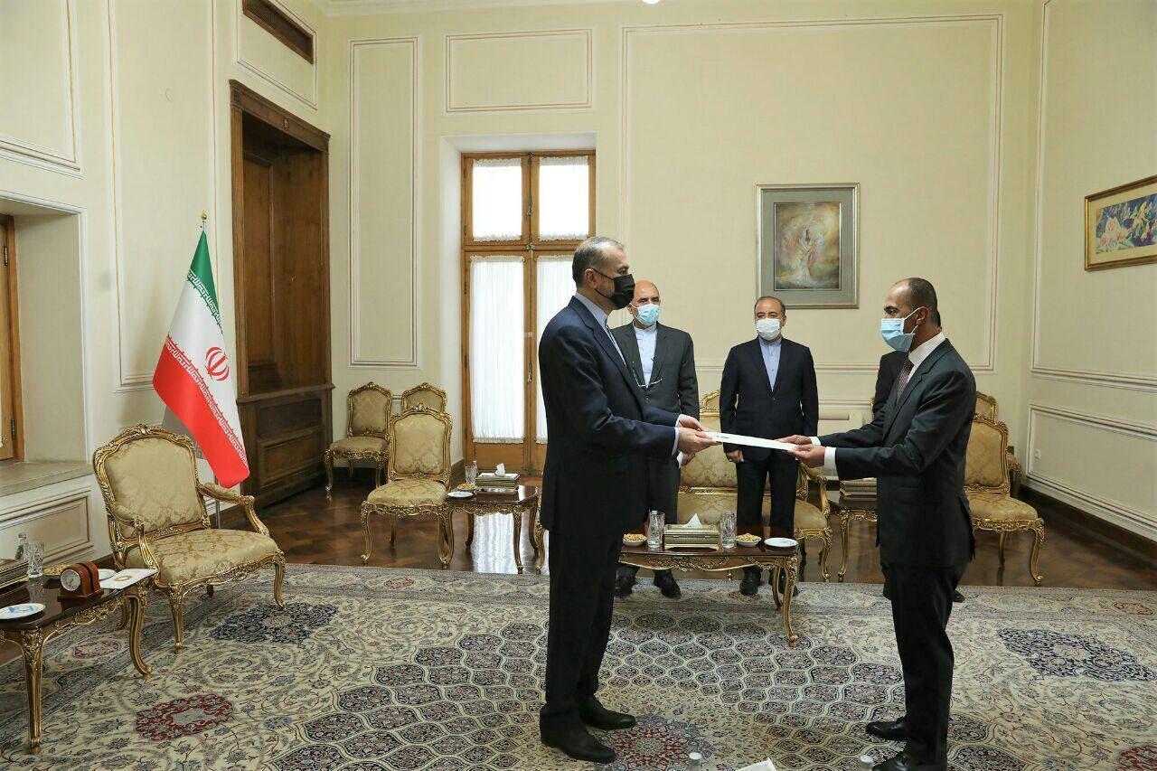 السفير الكويتي بدر عبدالله المنيخ يسلم أوراق اعتماده لوزير الخارجية الإيراني 