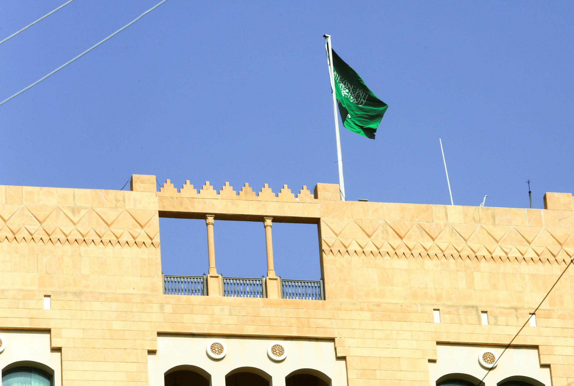 السفارة: علي هاشم مطلوب أمنيا في السعودية