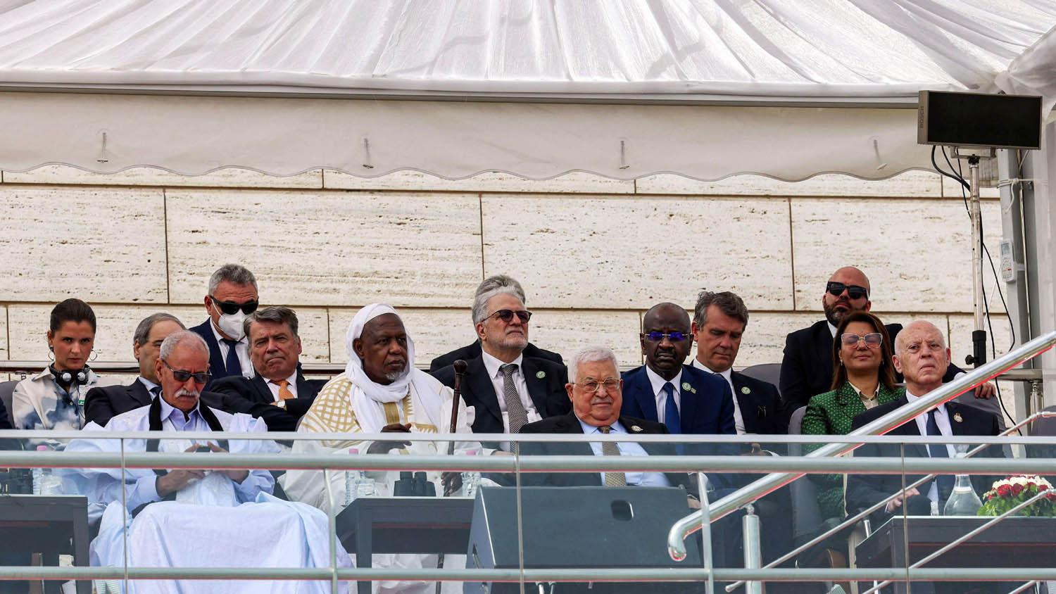 الرئيس الفلسطيني محمود عباس يتوسط الرئيس التونسي قيس سعيد وزعيم جبهة بوليساريو الانفصالية إبراهيم غالي في عرض عسكري في الجزائر