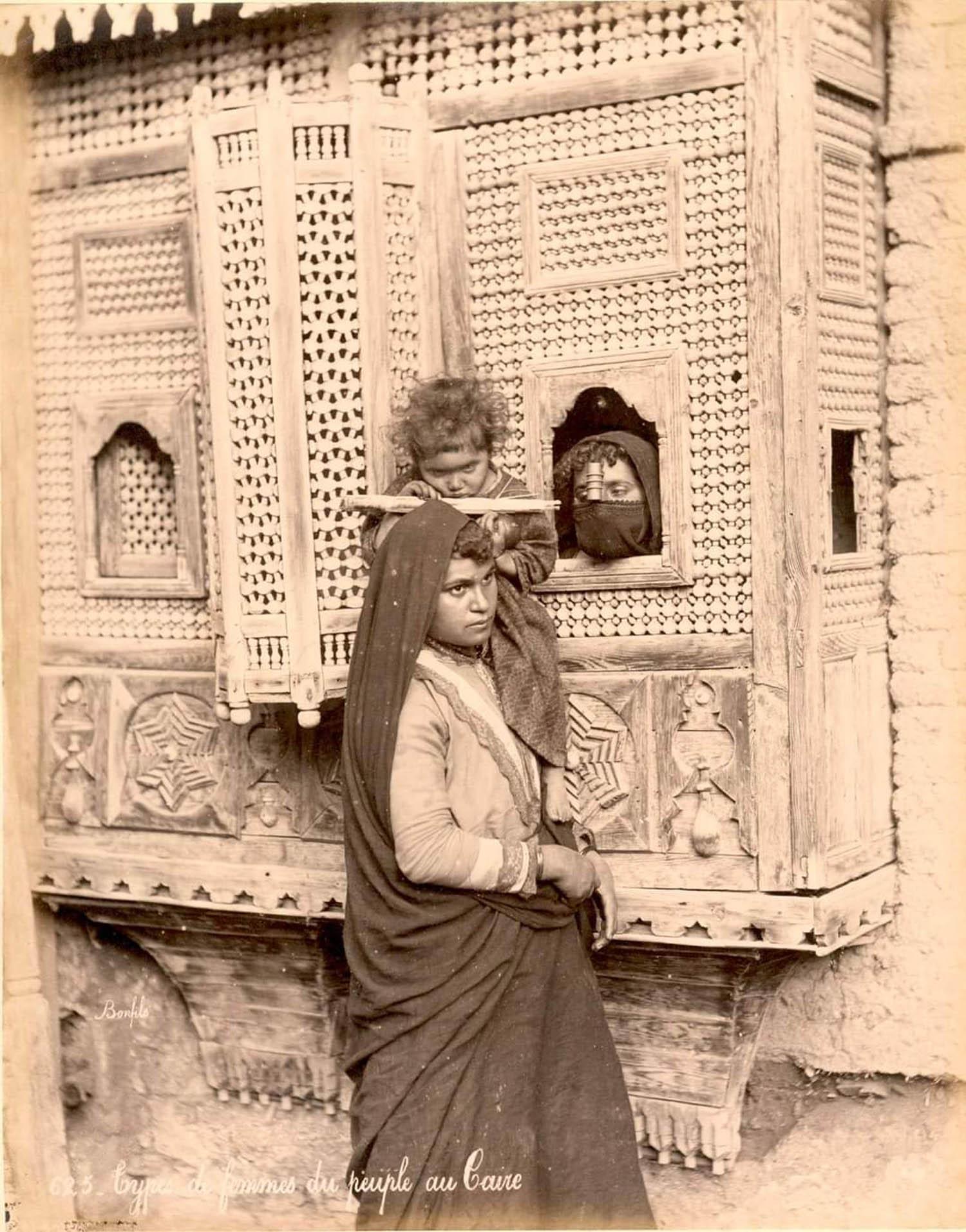 مشربية في القاهرة (صورة فوتوغرافية من عام 1880، للمصور والكاتب الفرنسي فيليكس بونفيس)