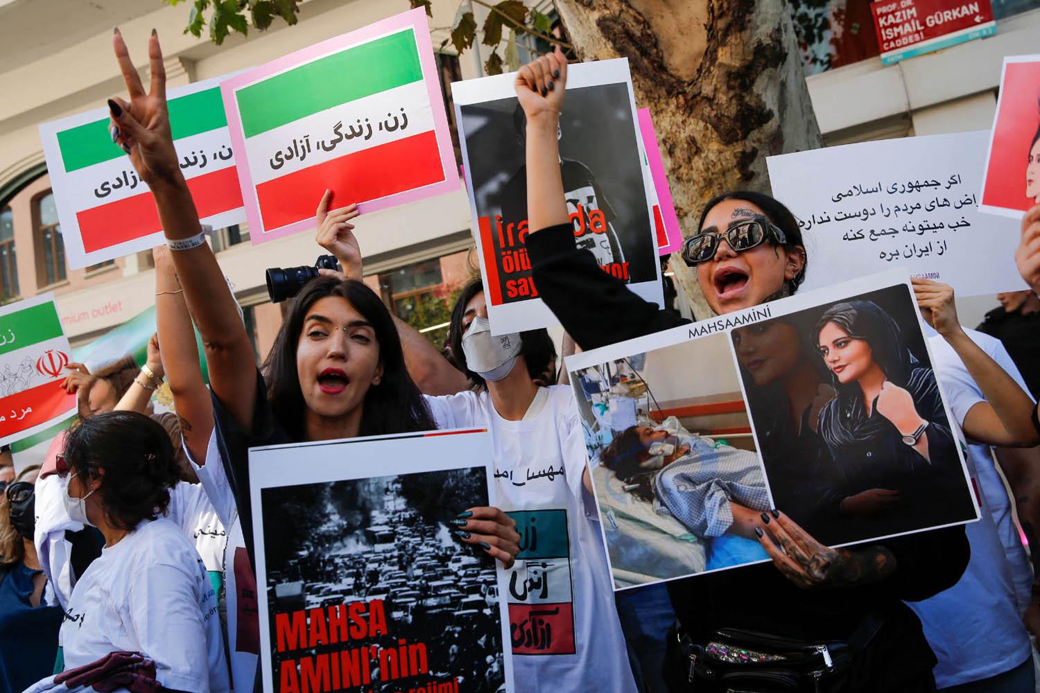تظاهرة نسائية في اسطنبول لدعم حقوق المرأة في إيران