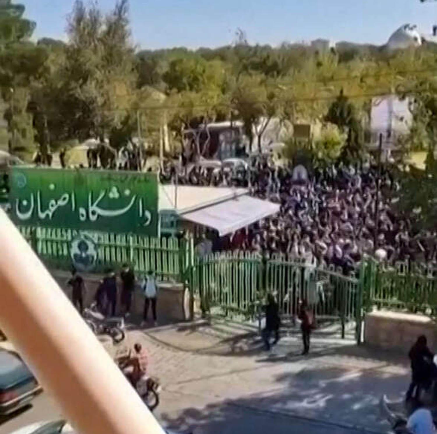 طلبة إيرانيون في جامعة أصفهان يحتجون على القمع وقتل مهسا أميني
