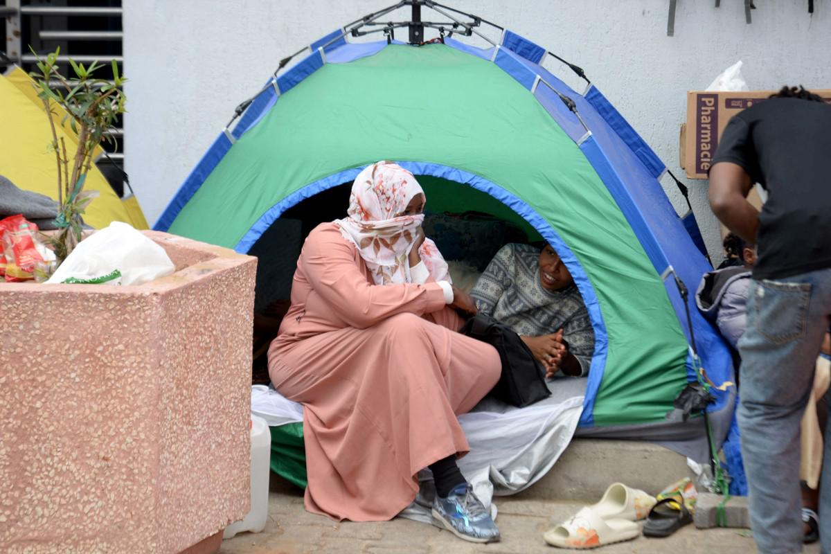 مهاجرون أفارقة يتمسكون بطلب "إنقاذهم" من البقاء في تونس