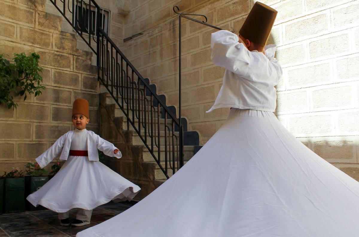 صوفي سوري يدرب ابنه