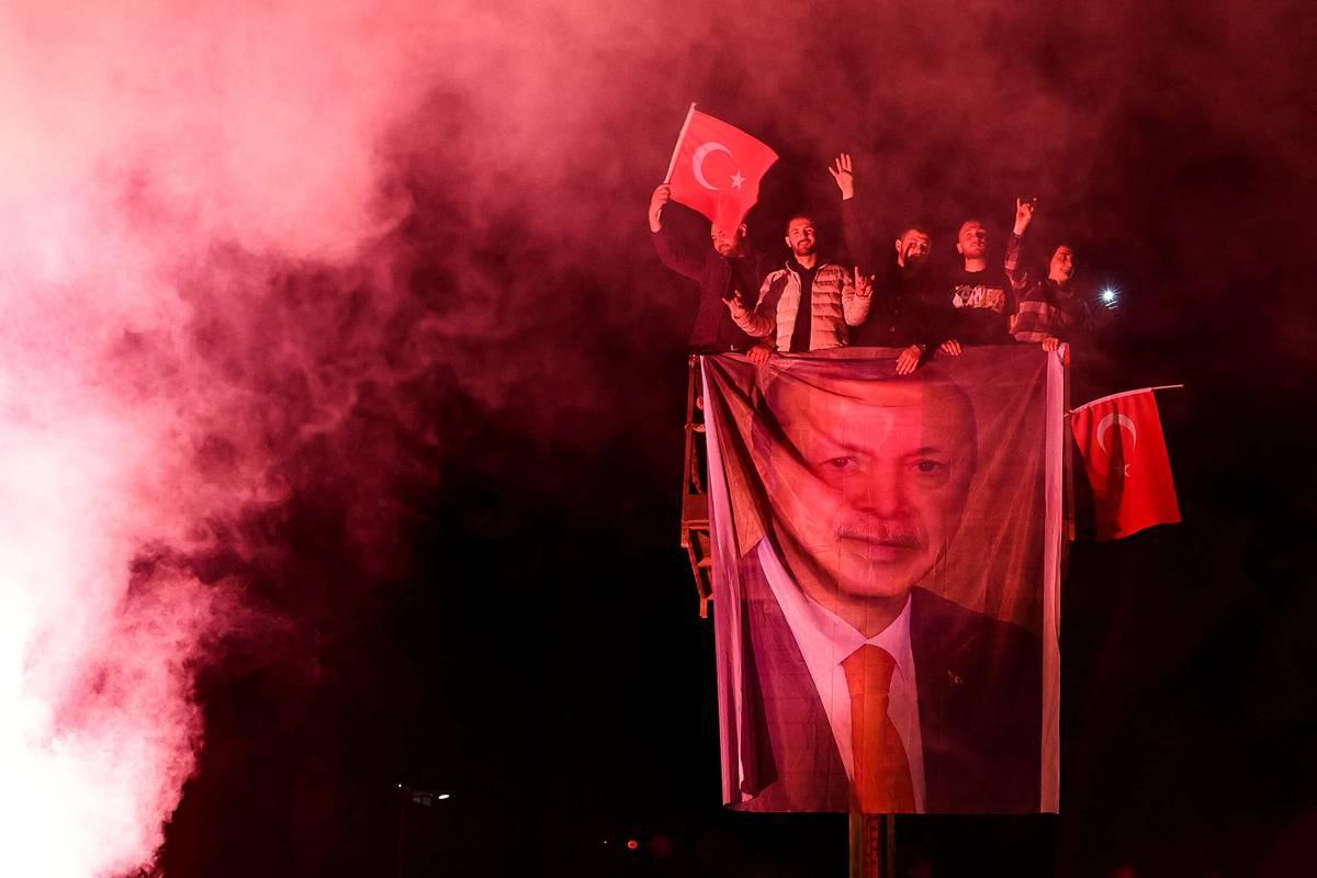 انصار اردوغان يحتفلون بفوزه في انتخابات الرئاسة