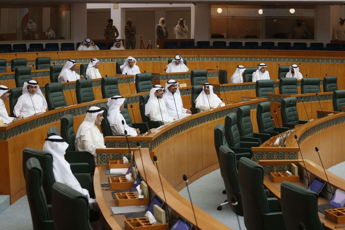 هل تنهي انتخابات برلمانية جديدة الأزمة بين السلطتين التنفيذية والتشريعية في الكويت؟