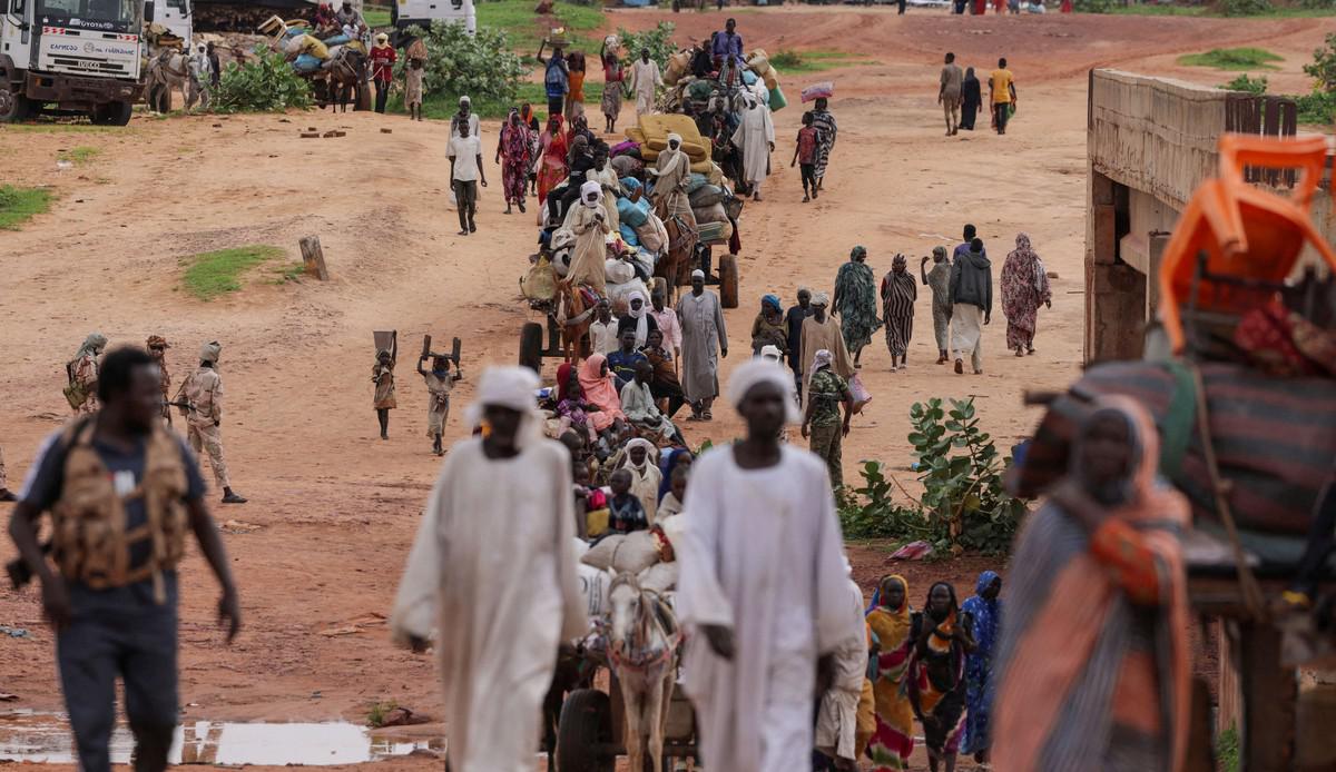 النزاع المسلح في السودان يدفع الآلاف للنزوح