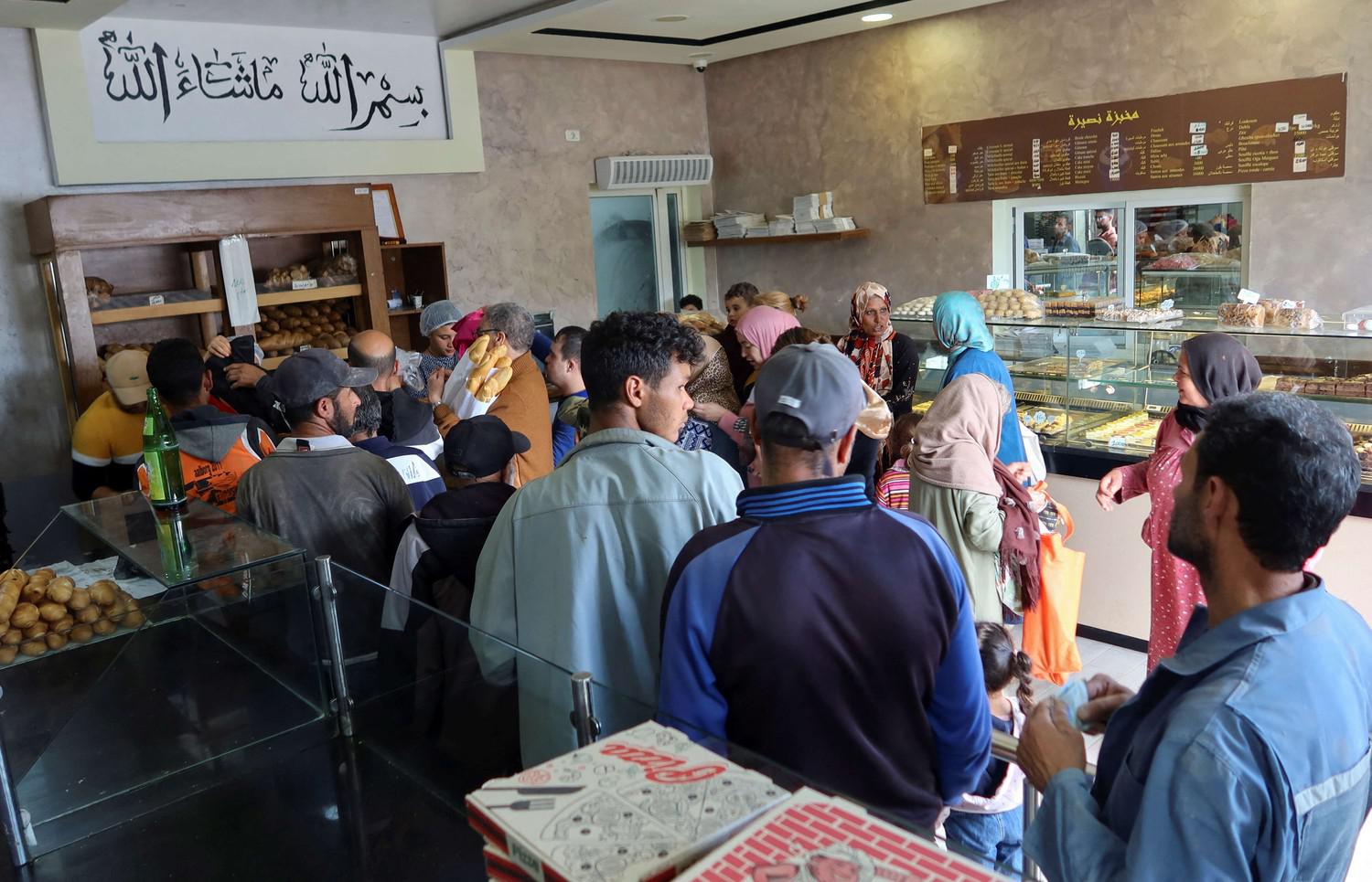 طوابير طويلة للحصول على الرغيف