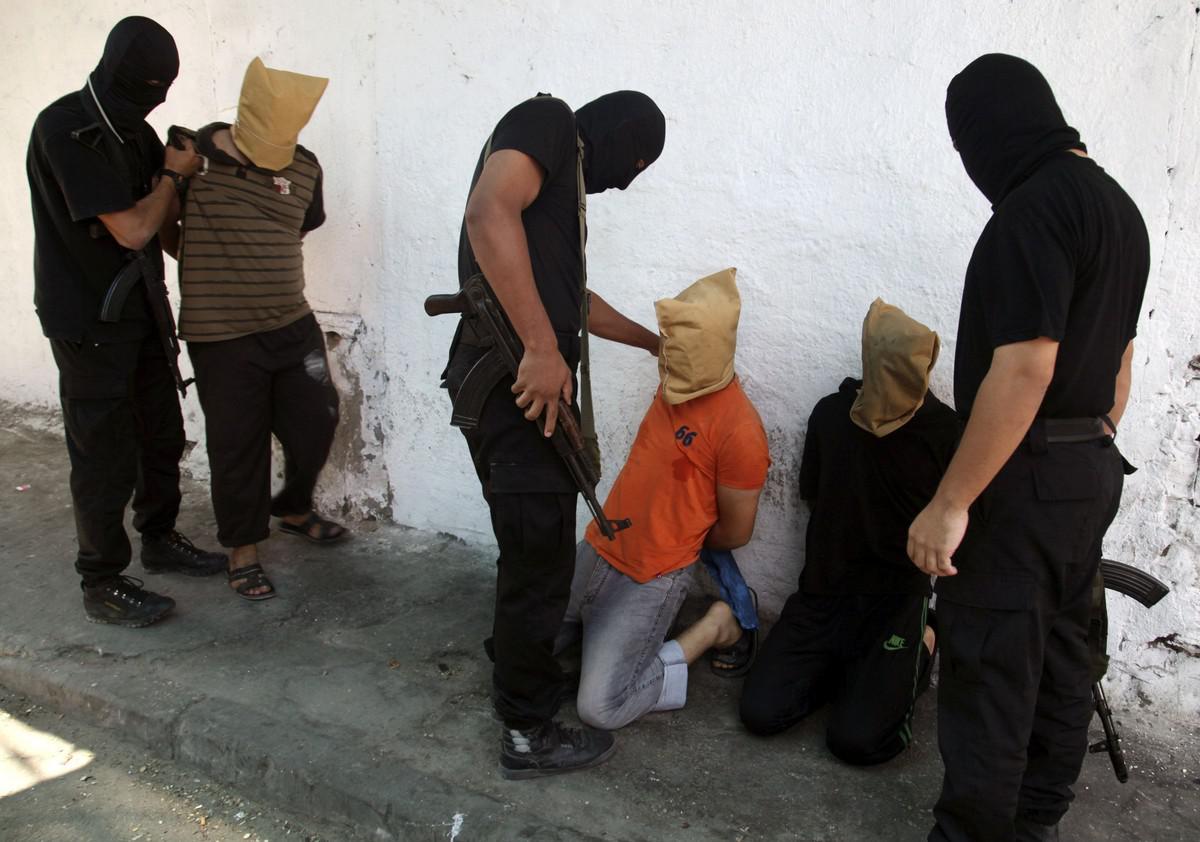 حماس تنفذ أحكام الاعدام في مدانين بالتخابر مع إسرائيل في الغالب رميا بالرصاص في الساحات العامة