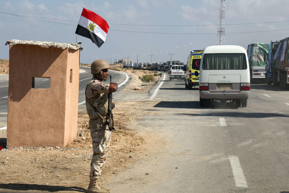 اتفاق بين السيسي وبايدن على ادخال 20 شاحنة مساعدات لغزة