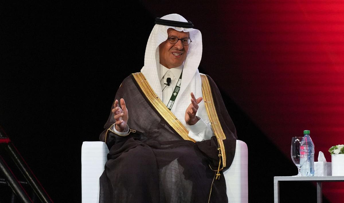 الأمير عبدالعزيز بن سلمان يرد على الجدل الذي أثير منذ سنوات