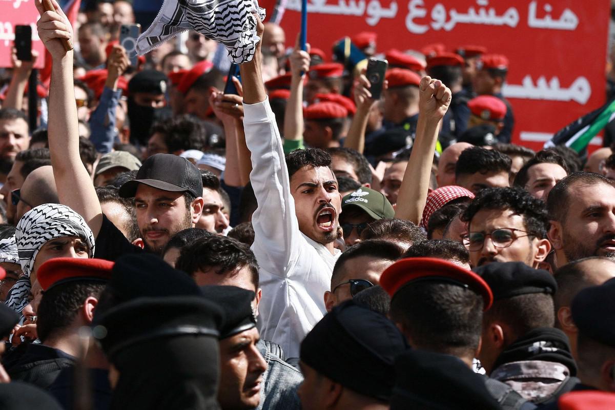 القوى الأمنية الأردنية تجهد لإبقاء الغضب الشعبي تحت السيطرة