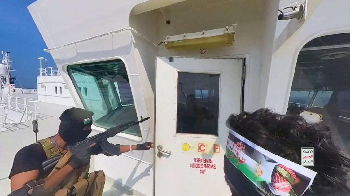 لحظة اقتحام مسلحين حوثيين لسفينة الشحن الاسرائيلية وفق لقطات نشرها اعلام جماعة الحوثي
